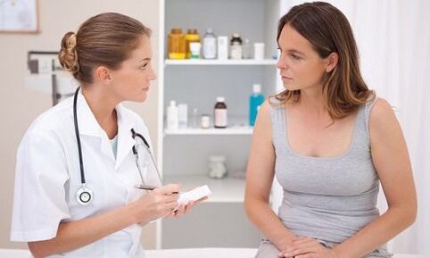 лекар предписва лечение на разширени вени